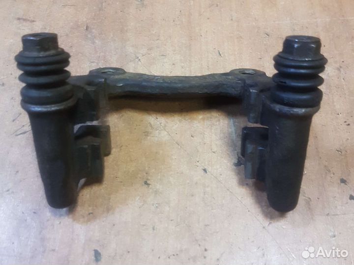 Скоба суппорта задняя Фольксваген Пассат В3-4