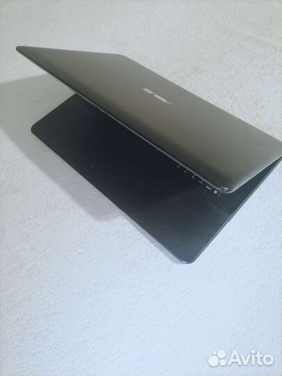 Asus с большим экраном(ssd/4 ядер/4/две видеокарт