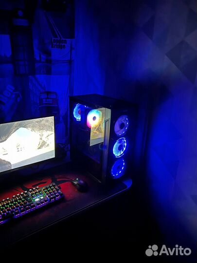 Игровой компьютер с монитором и клавиатурой