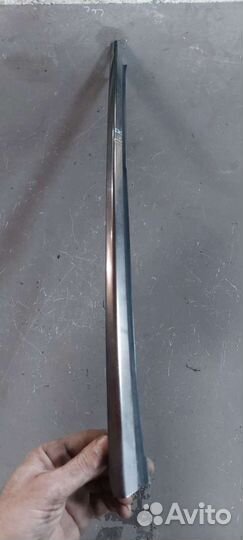 Молдинг двери стекла передняя правая на Mercedes W