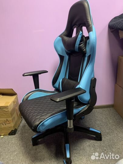 Игровое кресло голубого цвета