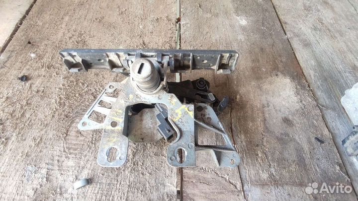 Замок багажника Volkswagen Passat B5