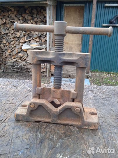 Тиски трубные СССР и кузнечные