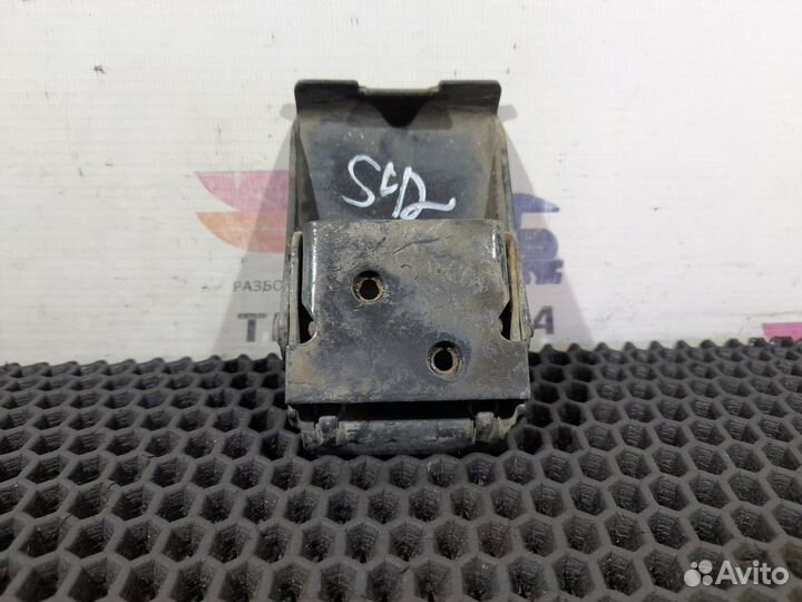 Замок переднего крыла