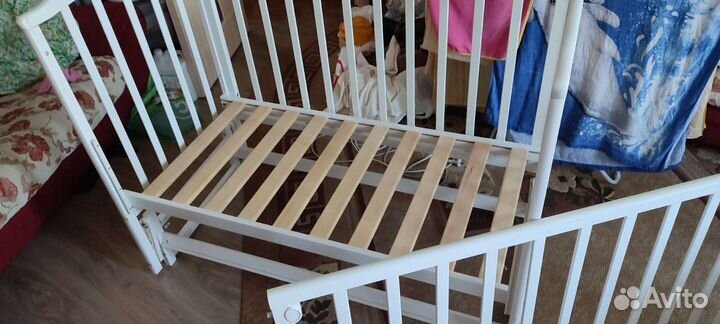 Детская кроватка с продольным маятником