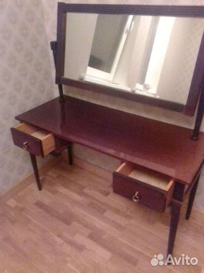 Трюмо. Туалетный столик. Консоль. Дерево. Румыния