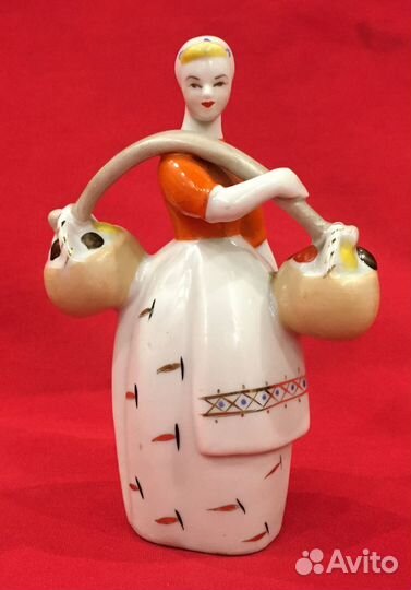 Статуэтка фарфоровая. Девушка с грибами. СССР