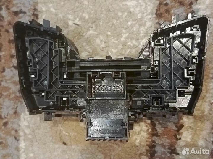 Новый блок кнопок ручника Skoda Karoq