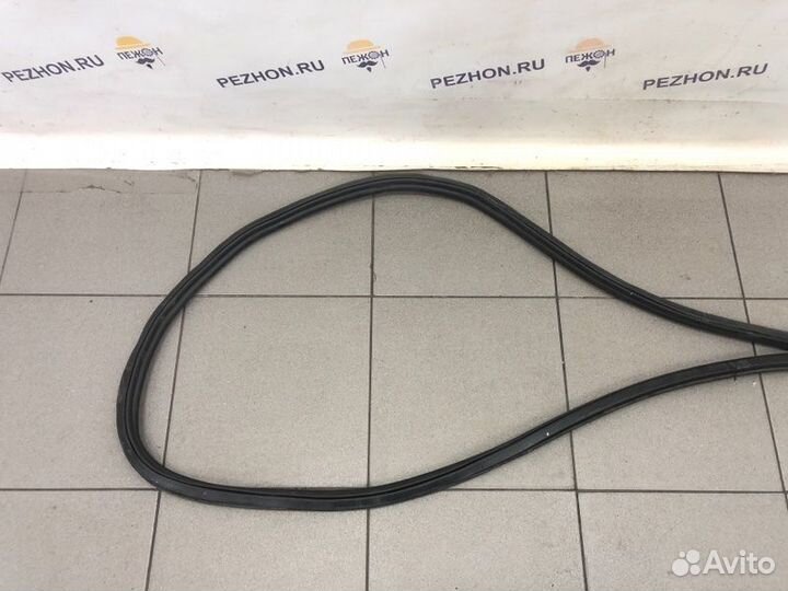 Уплотнитель крышки багажника Audi Q7 внедорожник