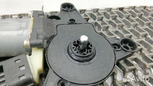 Моторчик стеклоподъемника переднего правого merced