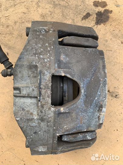 Суппорт передний левый Volvo Xc 90