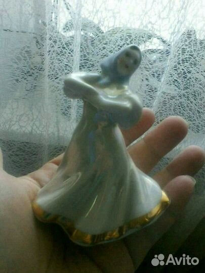 Фарфоровая статуэтка