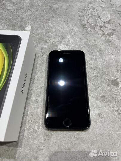 Телефон iPhone SE 2020
