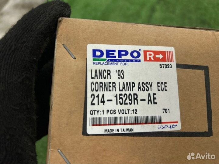 Поворотник передний правый Mitsubishi Lancer