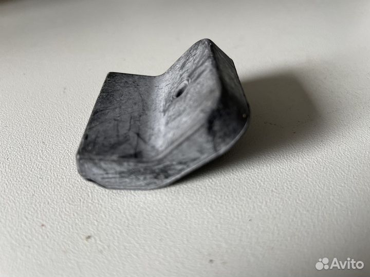 Отбойник капота Chevrolet Cruze