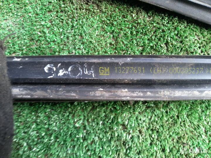 Уплотнитель двери передний левый Opel Astra H купе