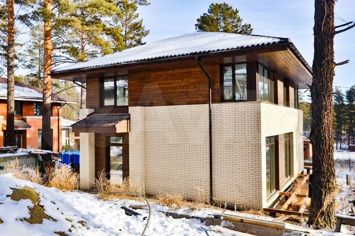 Коттедж 179 м² на участке 12 сот.