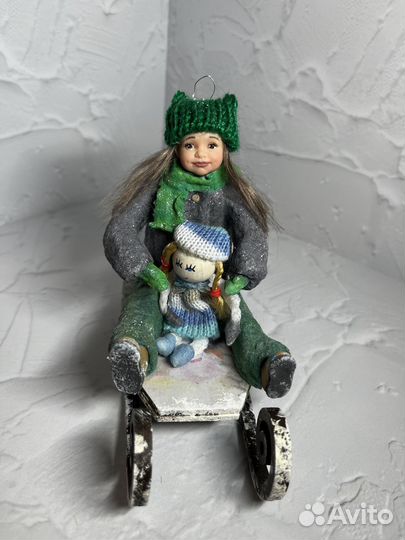 Ватная игрушка малышка на санях