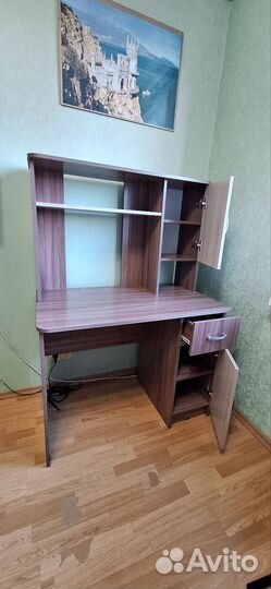 Письменный стол для школьника с полками