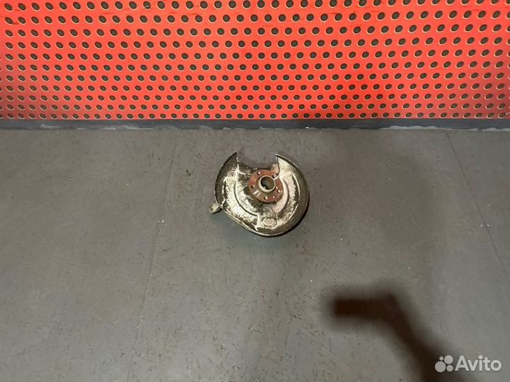 Кулак задний левый Volvo Xc60 2019