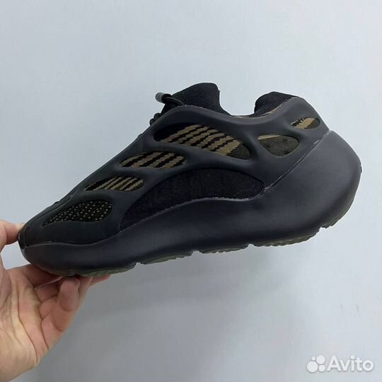 Кроссовки adidas yeezy boost 700 v3