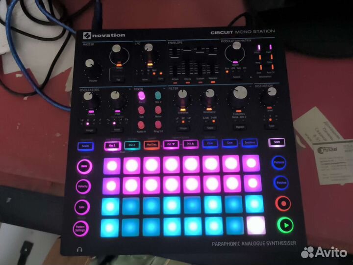 Драм машина Novation circuit mono station