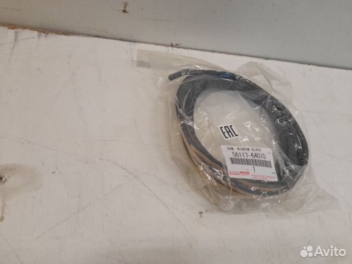 Уплотнитель лобового стекла передний левый Toyota