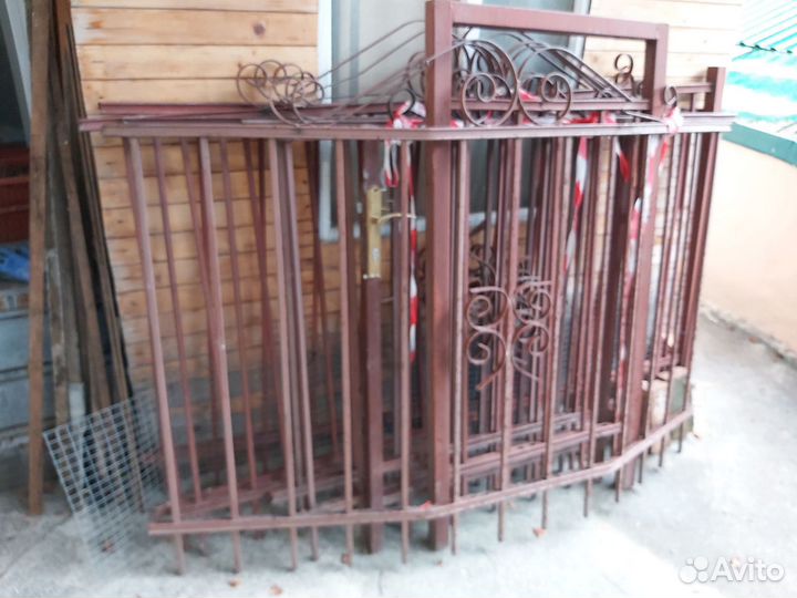 Забор с двумя калитками