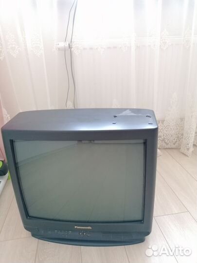 Телевизор в рабочем состоянии с приставкой