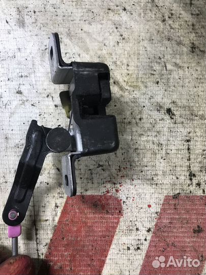 Замок багажника Nissan Pathfinder