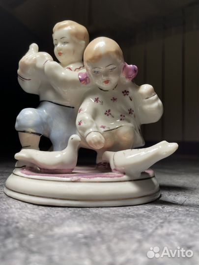 Статуэтка винтаж Дети кормят голубей