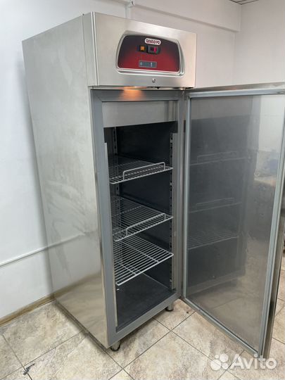 Холодильный шкаф