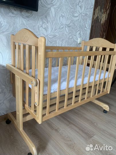 Детская кроватка с маятником