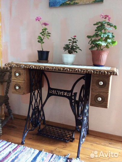 Столик на подставке Зингер.дуб.лиственица