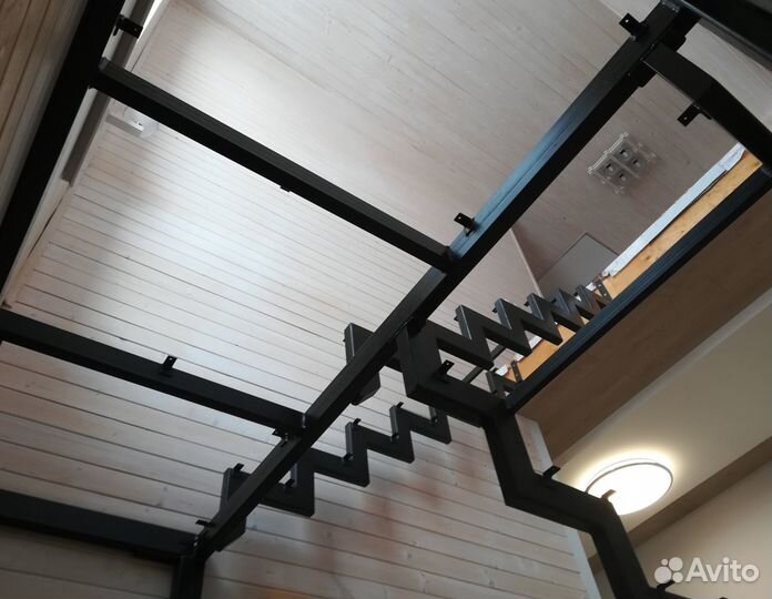 Металлический Каркас Г-образной Лестницы в Коттедж