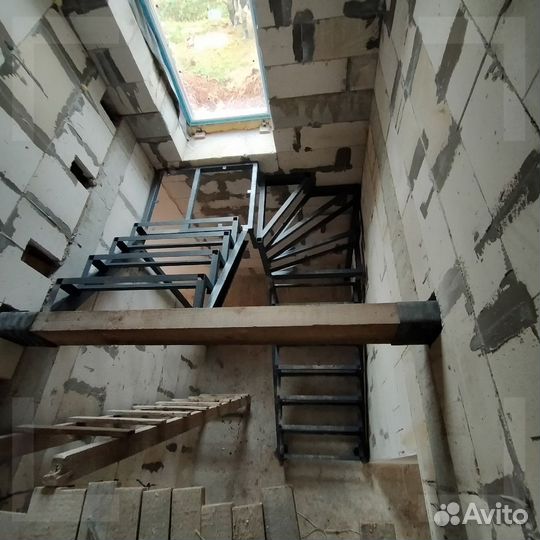 Лестница в дом и коттедж
