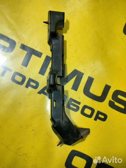 Направляющая заднего бампера правая Ford Fusion