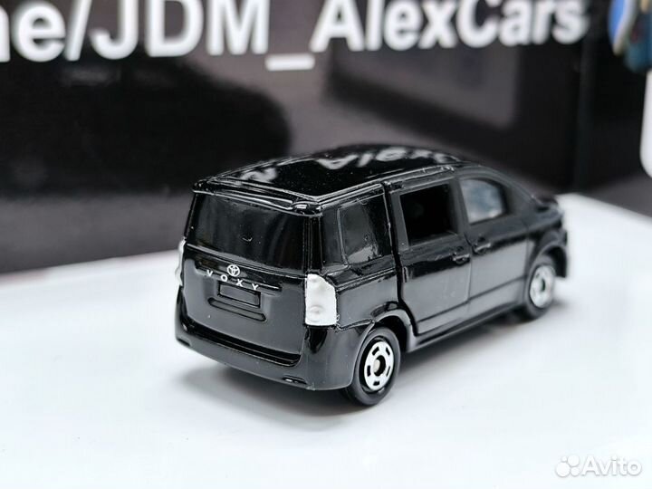 Toyota Voxy 1:64, в наличии