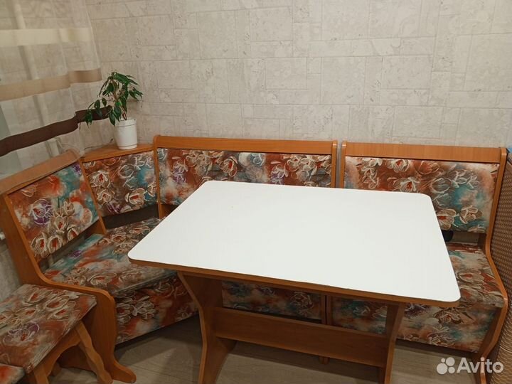 Кухонный уголок со столом и табуретами