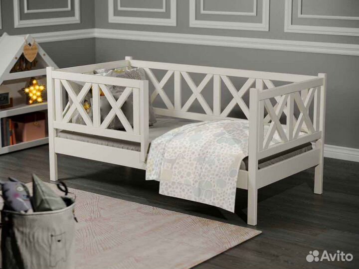 Кроватка из натурального дерева высокий борт детск