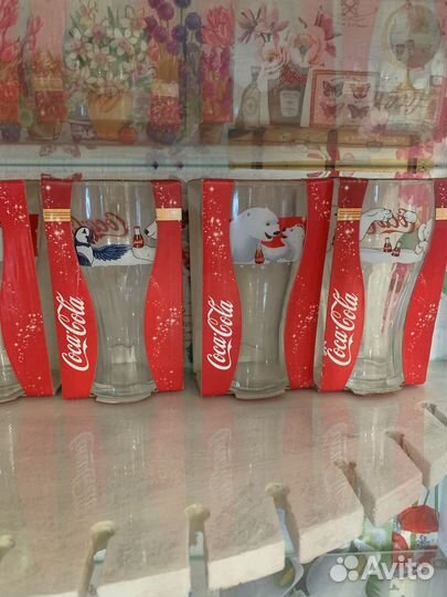 Стаканы и игрушки новогодние коко кола