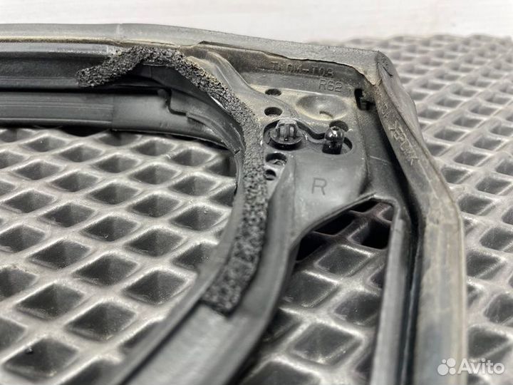 Уплотнительная резинка боковой двери задняя правая