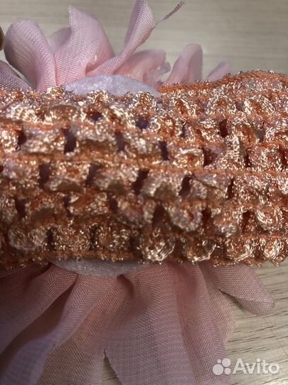 Повязка на голову с цветком персиковая