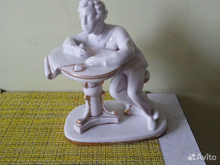 Статуэтка фарфор Пушкин в юности