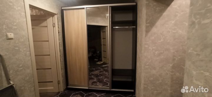 Шкаф-купе трехстворчатый с зеркалом