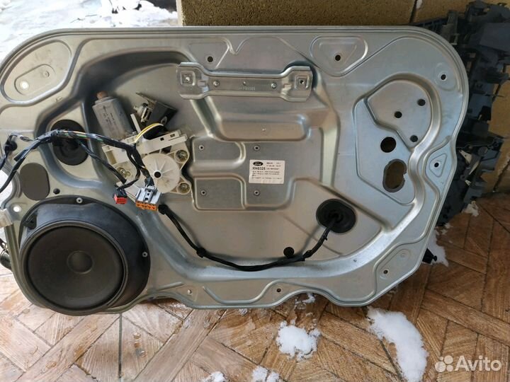 Стекло правое.Внутренности двери для форд с мах