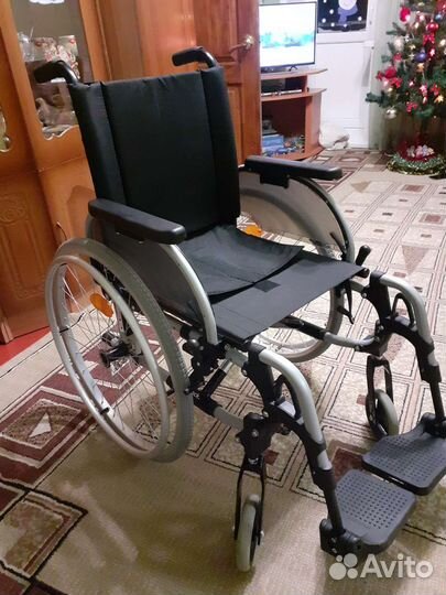 Кресло-коляска инвалидное с ручным приводом