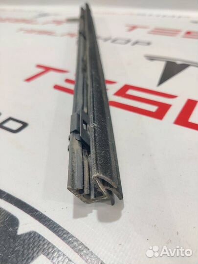 Уплотнитель стекла внутренний двери Tesla Model S
