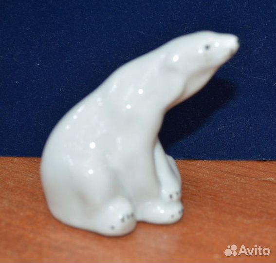 Фарфоровая статуэтка- белый медведь. артель прогре