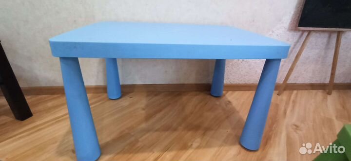 Детский стол IKEA маммут, стул, полки, вешалки
